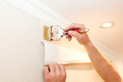 Pose de papier peint à Coudures — revêtements muraux et toiles de verre